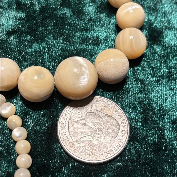 Mother of pearl graduated bead necklace - Picture 5 of 6